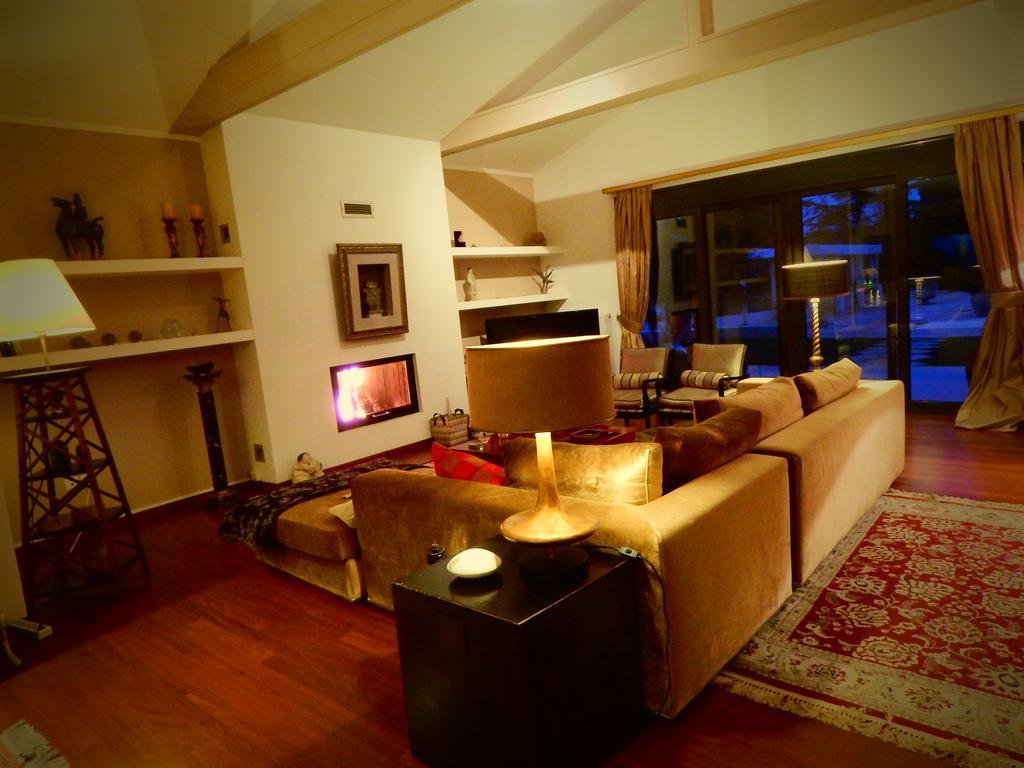 Villa Vravrona Tower & Suites Markópoulon Habitación foto