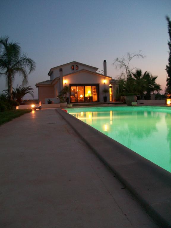 Villa Vravrona Tower & Suites Markópoulon Habitación foto
